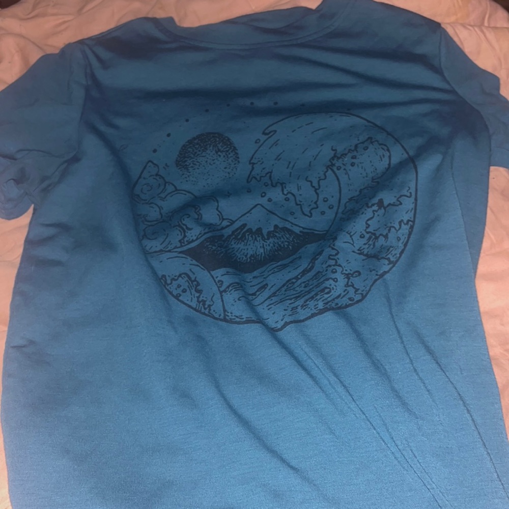 SHEIN GRAPHIC DARK NAVY BLUE TEE ( GREAT CONDITION SIZE US SMALL )
